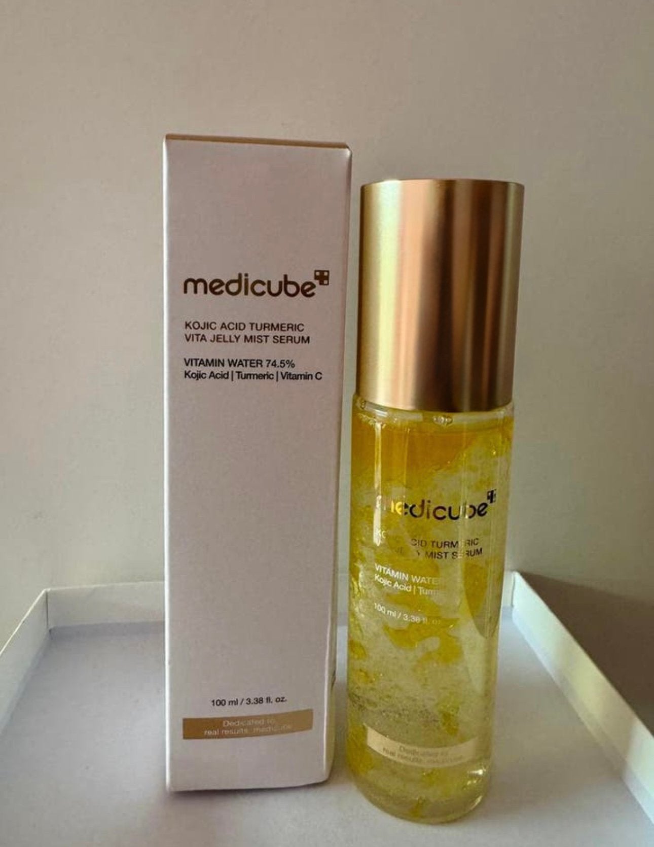 Medicube Kojic Acid Turmeric Vita Jelly Mist Serum - 100ml, Ophalen of Verzenden, Zo goed als nieuw, Gehele gezicht