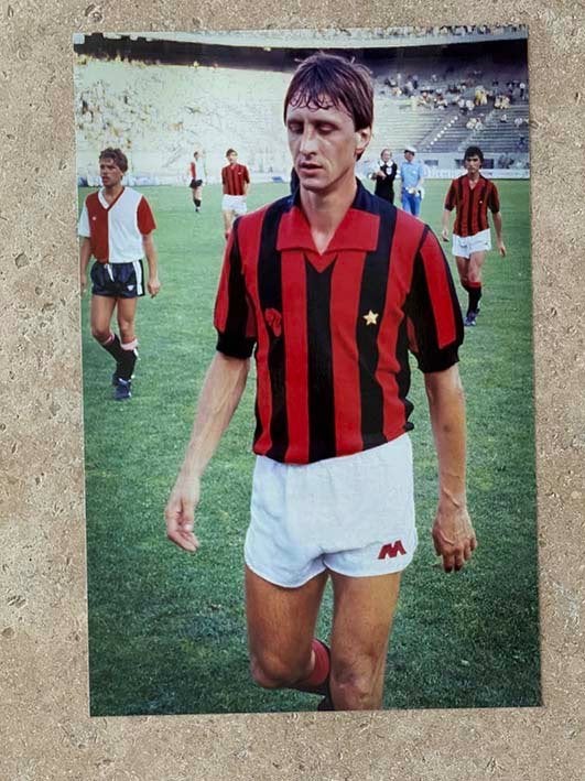 Org kleurenfoto 20x30cm Johan Cruijff in actie voor AC Milan, Verzamelen, Verzenden, Nieuw, Ajax, Poster, Plaatje of Sticker