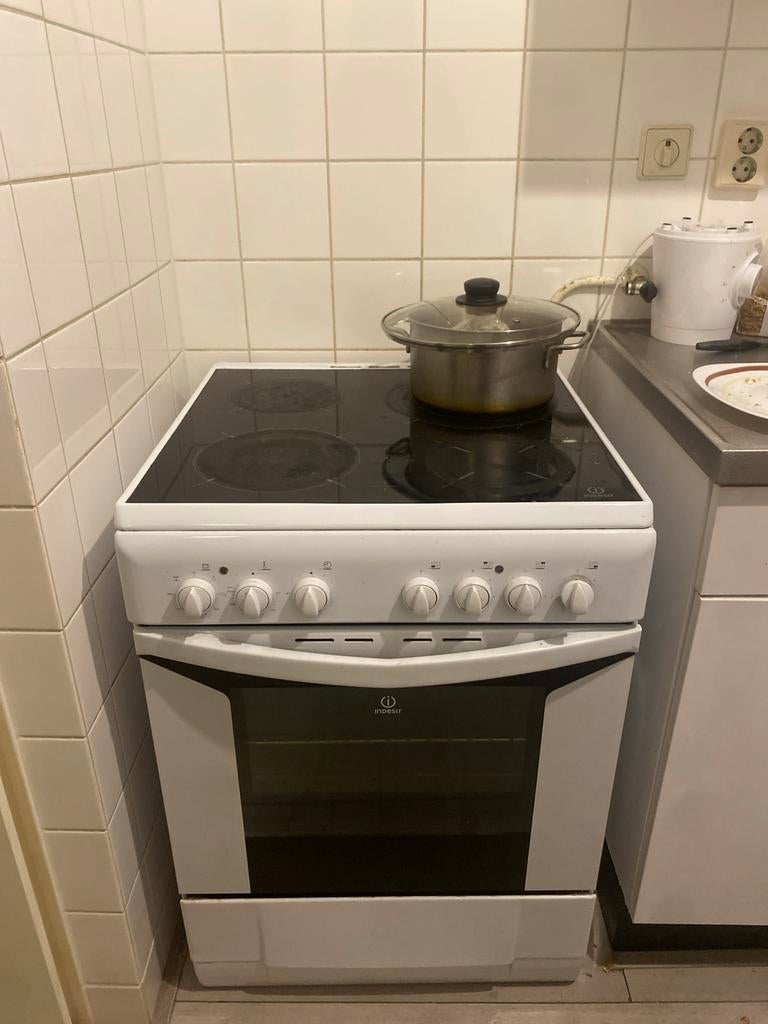 Indesit kookplaat met oven - defect (groen lampje), Witgoed en Apparatuur, Fornuizen, Niet werkend, Vrijstaand, Elektrisch, 4 kookzones