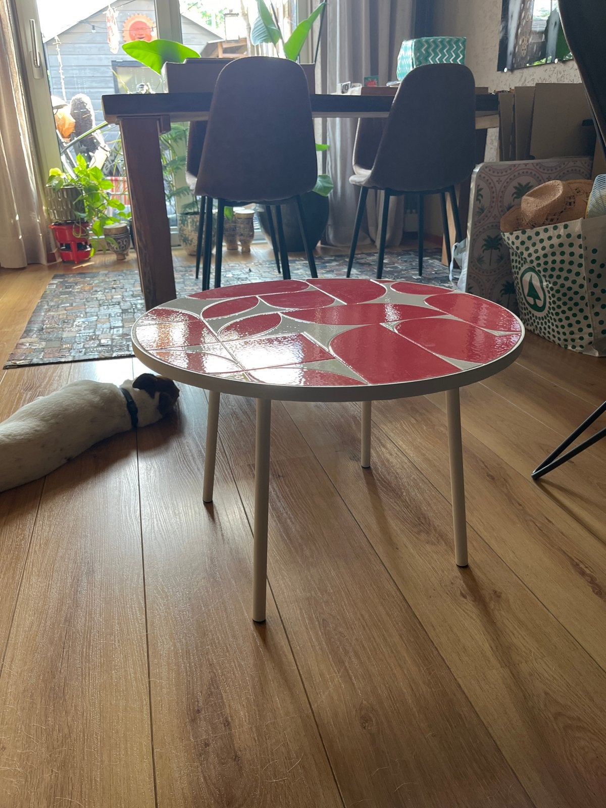 Ronde retro salontafel met rood-wit mozaïekpatroon, Ophalen, Overige materialen, Minder dan 50 cm, Rond