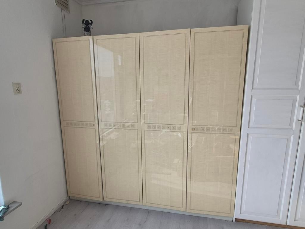 Ruime kledingkast met deuren en hangruimte, Huis en Inrichting, Kasten | Kledingkasten, Ophalen, Met deur(en), Gebruikt, Klassiek, functioneel