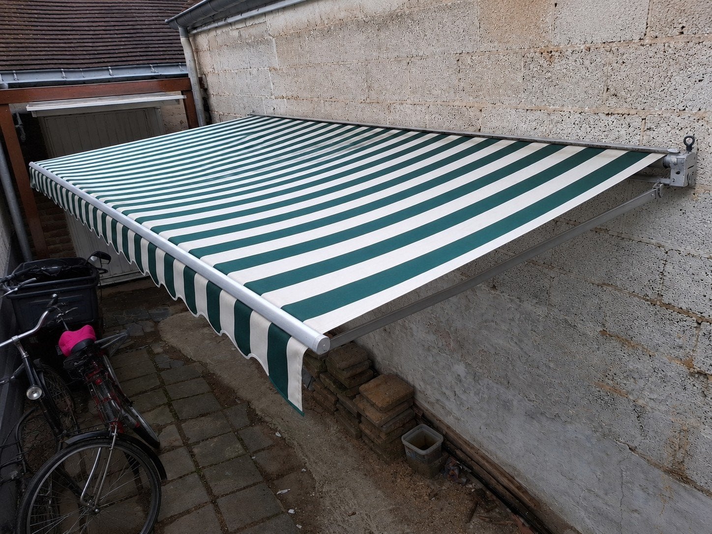 Zonnescherm 5.5 meter breed in redelijke staat, Ophalen of Verzenden, Gebruikt, 450 cm of meer