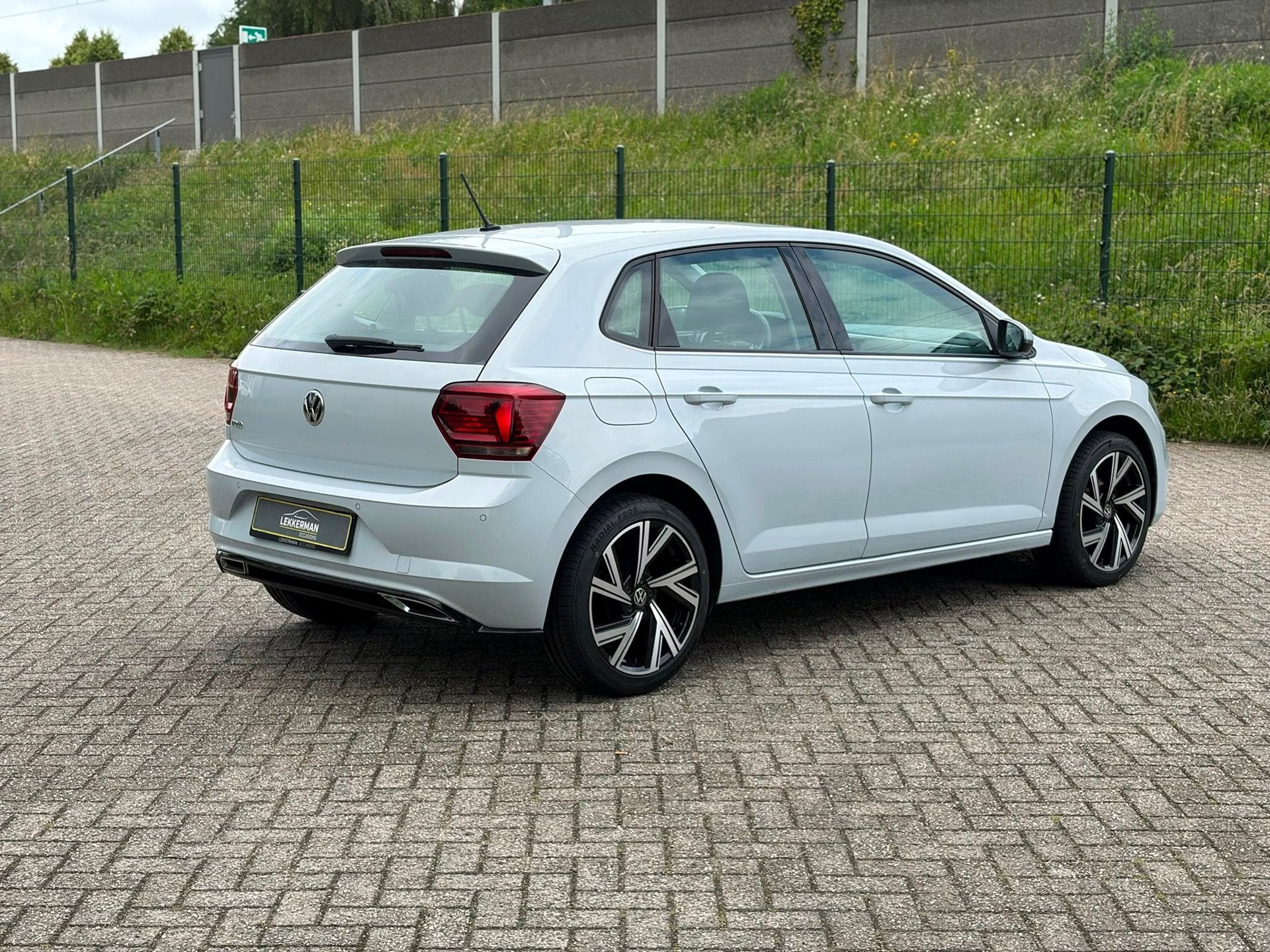 Volkswagen Polo 1.0 High Line I PDC I R - LINE VELGEN I BLUE, Auto's, Volkswagen, 1005 kg, Gebruikt, LED verlichting, Wit