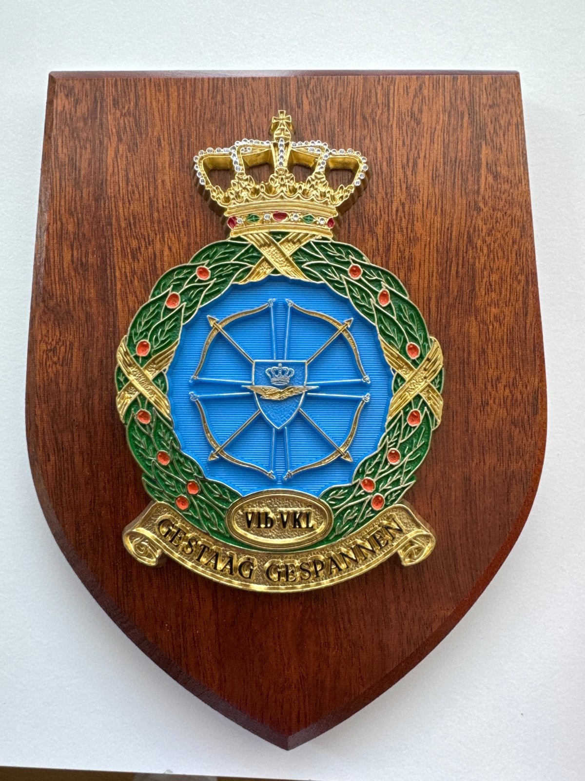 Militair embleem op houten schild - VI B VKL, Verzamelen, Ophalen of Verzenden, Luchtmacht, Nederland, Embleem of Badge