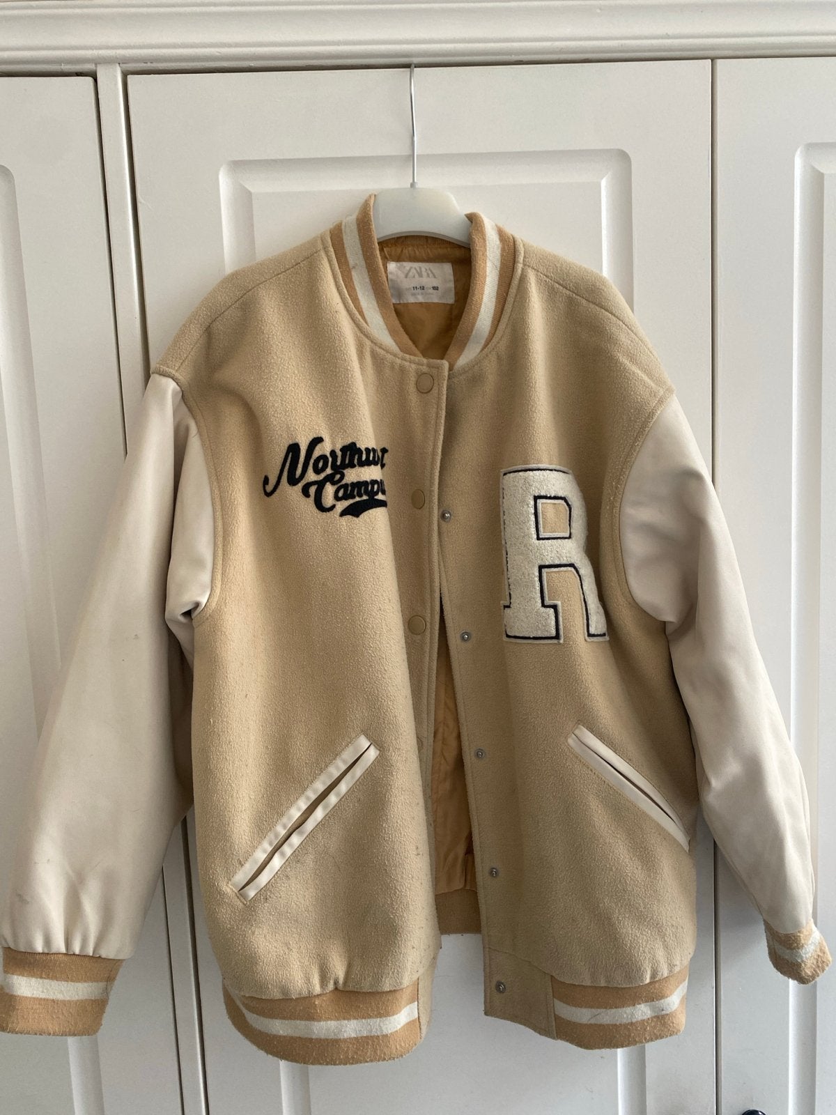Zara Varsity Jacket - Beige met 'R' patch-11-12 jaar/152, Ophalen of Verzenden, Zo goed als nieuw, Maat 38/40 (M), Beige