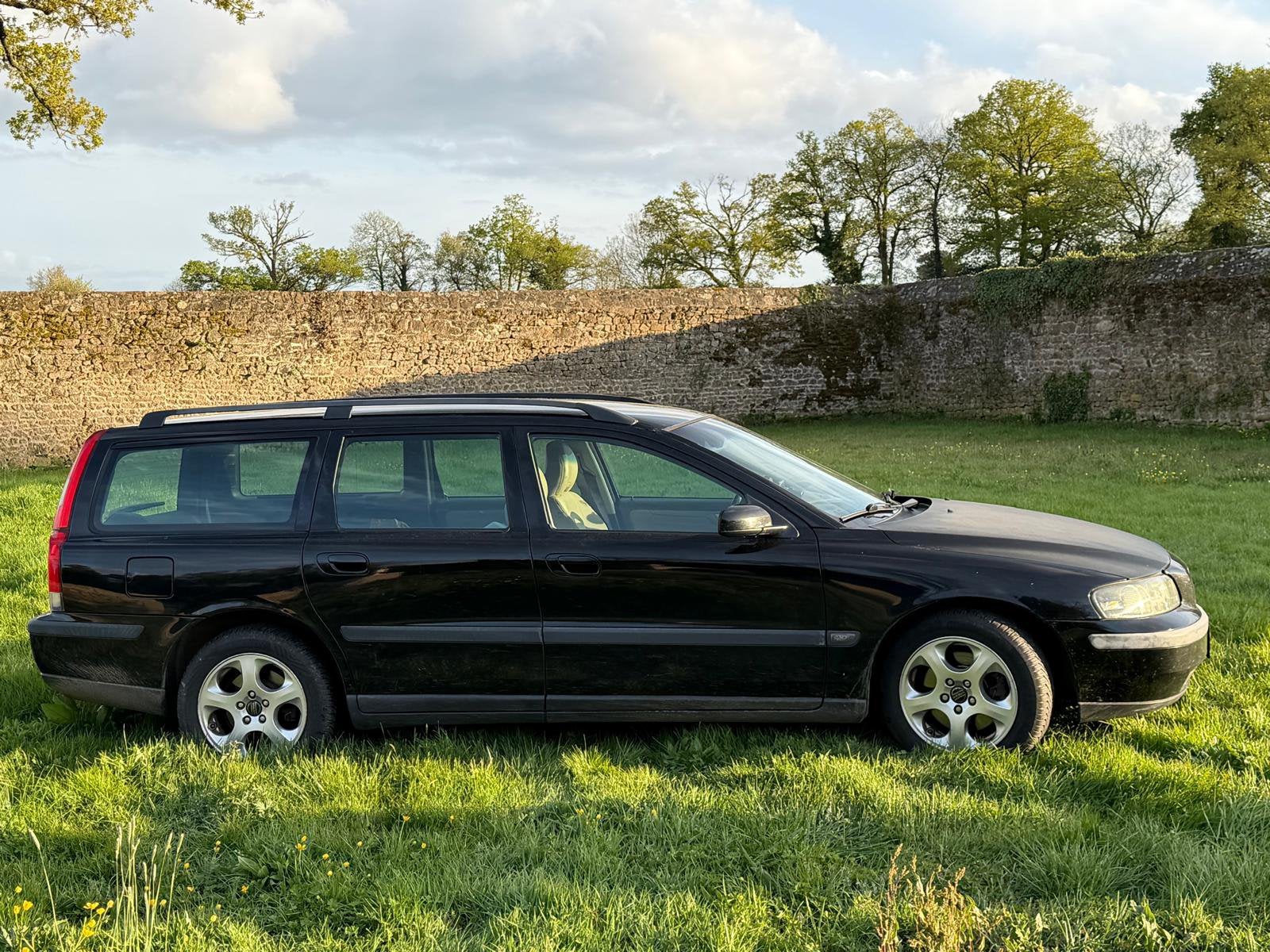 Volvo V70 APK tot 2-10-2027  AUT 2003 heerlijke auto, Auto's, 1800 kg, V70, Diesel, 2401 cc