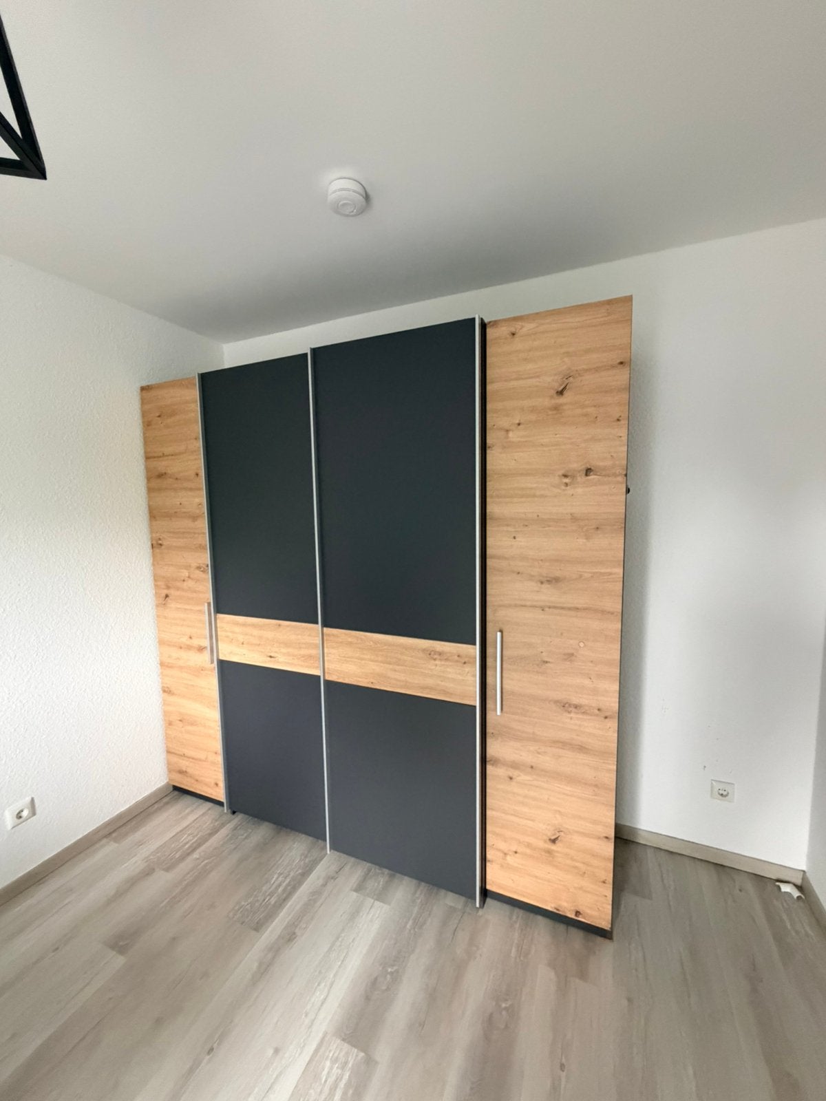 Kledingkast in antraciet met eiken houtlook, Huis en Inrichting, Kasten | Kledingkasten, Ophalen, Met deur(en), Zo goed als nieuw