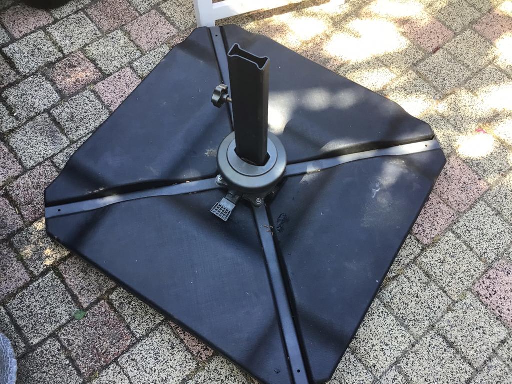 parasolvoet verzwaard met 4 zandgevuld kunststf tegels., Tuin en Terras, Ophalen, Zo goed als nieuw