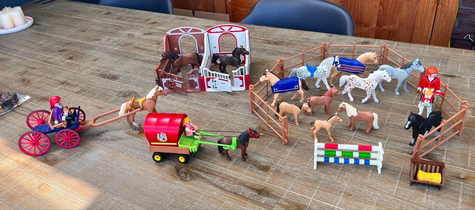 Playmobil paarden set – manege, 13 paarden, koetsen,ruiters, Gebruikt, Complete set, Overige typen, Ophalen of Verzenden