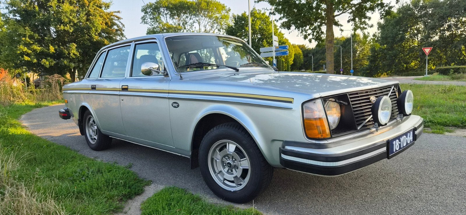 Volvo 244  1977  jubileum uitvoering automaat, Auto's, Automaat, 10 km/l, Lichtmetalen velgen, Particulier
