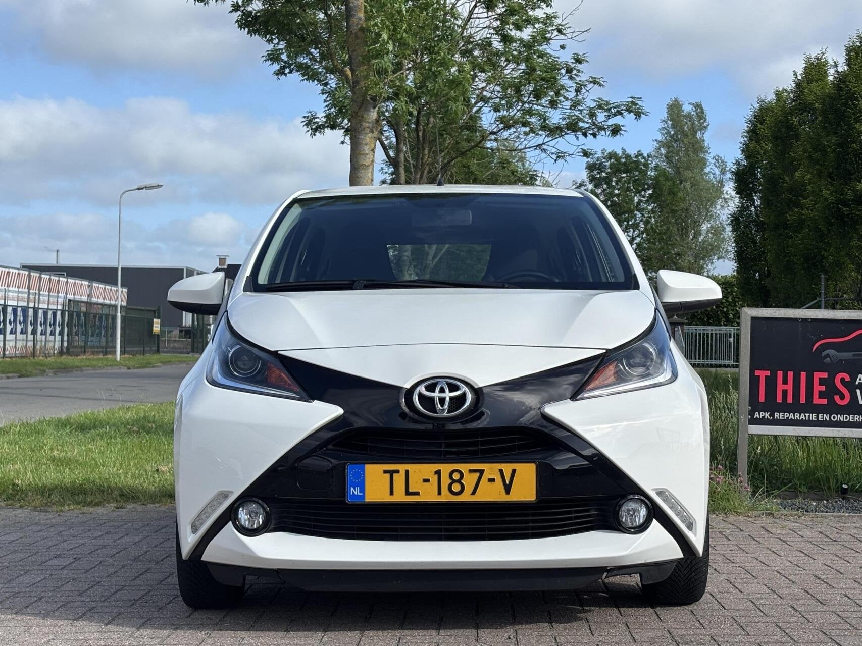 Toyota Aygo 1.0 VVT-i x-play automaat camera airco, Auto's, Toyota, Gebruikt, Euro 6, 4 stoelen, Wit