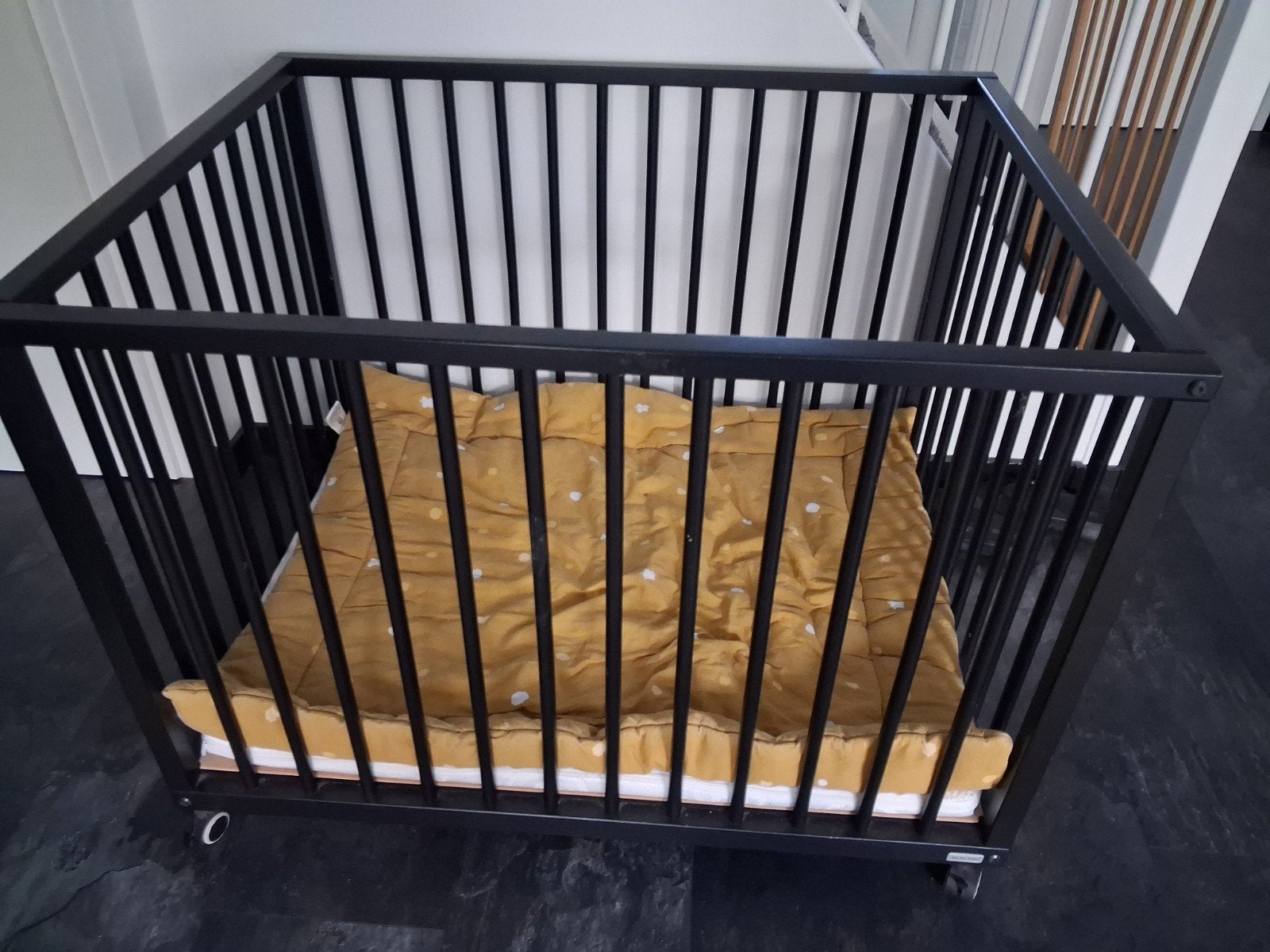 Zwarte Box met Wieltjes, Ophalen, Vierkant, Boxkleed