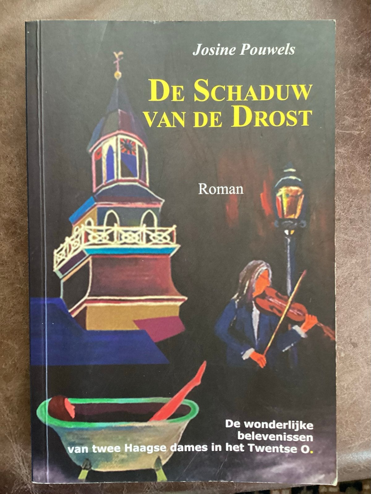 De Schaduw van de Drost - Josine Pouwels Roman, Ophalen of Verzenden, Zo goed als nieuw, Nederland