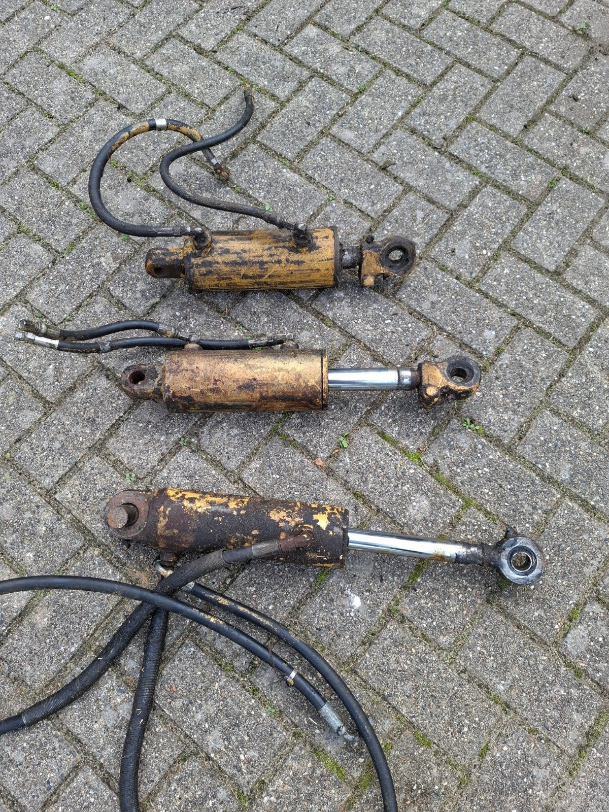 Drie dubbelwerkende hydraulische cilinders, Ophalen