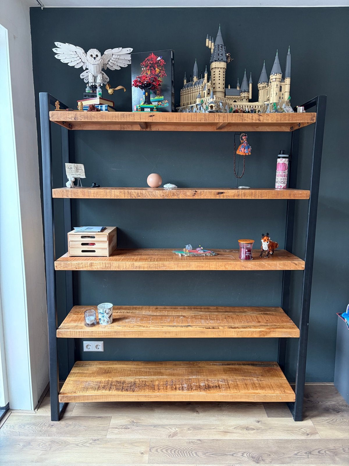 Mangohouten open kast met zwart metalen frame, Huis en Inrichting, Ophalen, Met plank(en), 150 tot 200 cm, Zo goed als nieuw