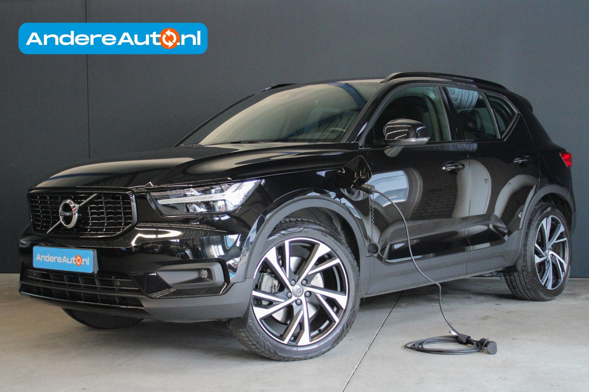 Volvo XC40 1.5 T4 Recharge R-Design |trekhaak|leder|dealer o, Gebruikt, Zwart, Zwart, Leder