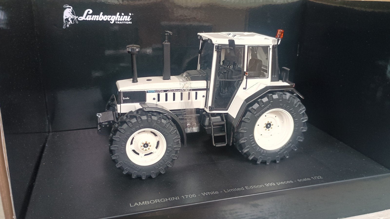 Lamborghini 1706DT van ROS wit., Hobby en Vrije tijd, Modelauto's | 1:32, Ophalen of Verzenden, Nieuw, Tractor of Landbouw, Overige merken
