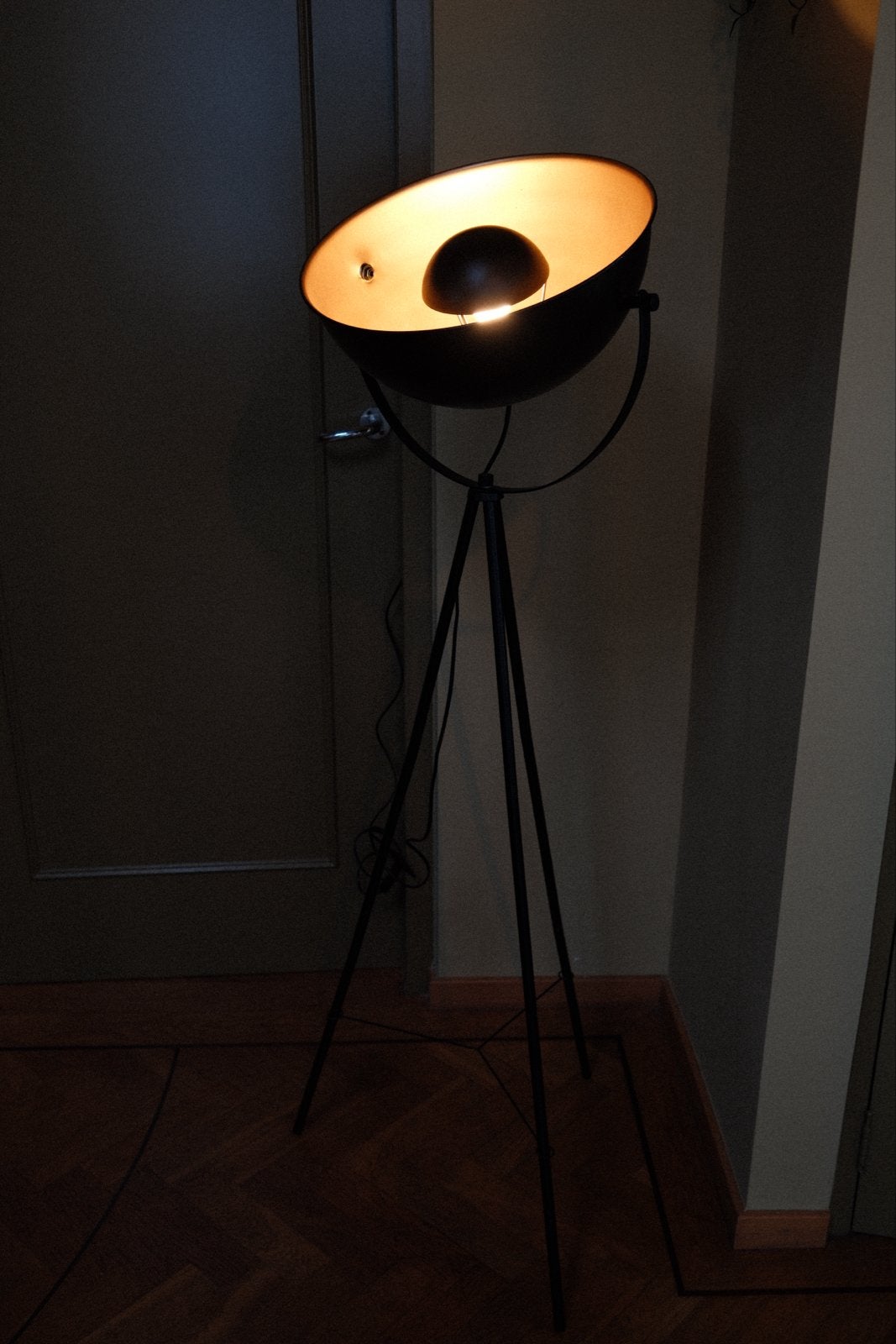 Moderne zwarte vloerlamp met driepoot en goudkleurige binnen, Huis en Inrichting, Ophalen, Gebruikt, 100 tot 150 cm, E27 (groot)