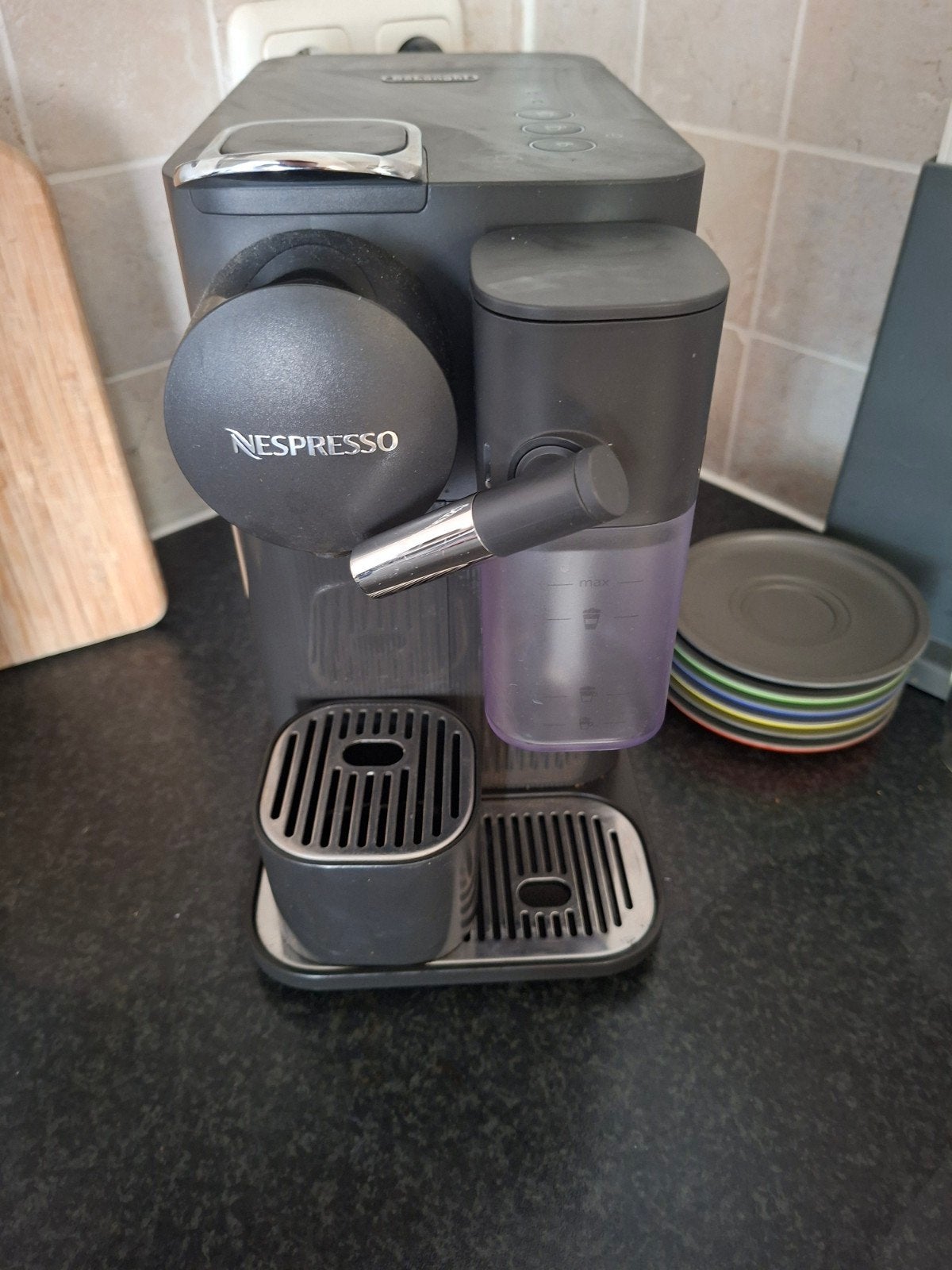 Nespresso De'Longhi koffiezetapparaat met melkopschuimer, Ophalen, Koffiepads en cups, Gebruikt, Espresso apparaat