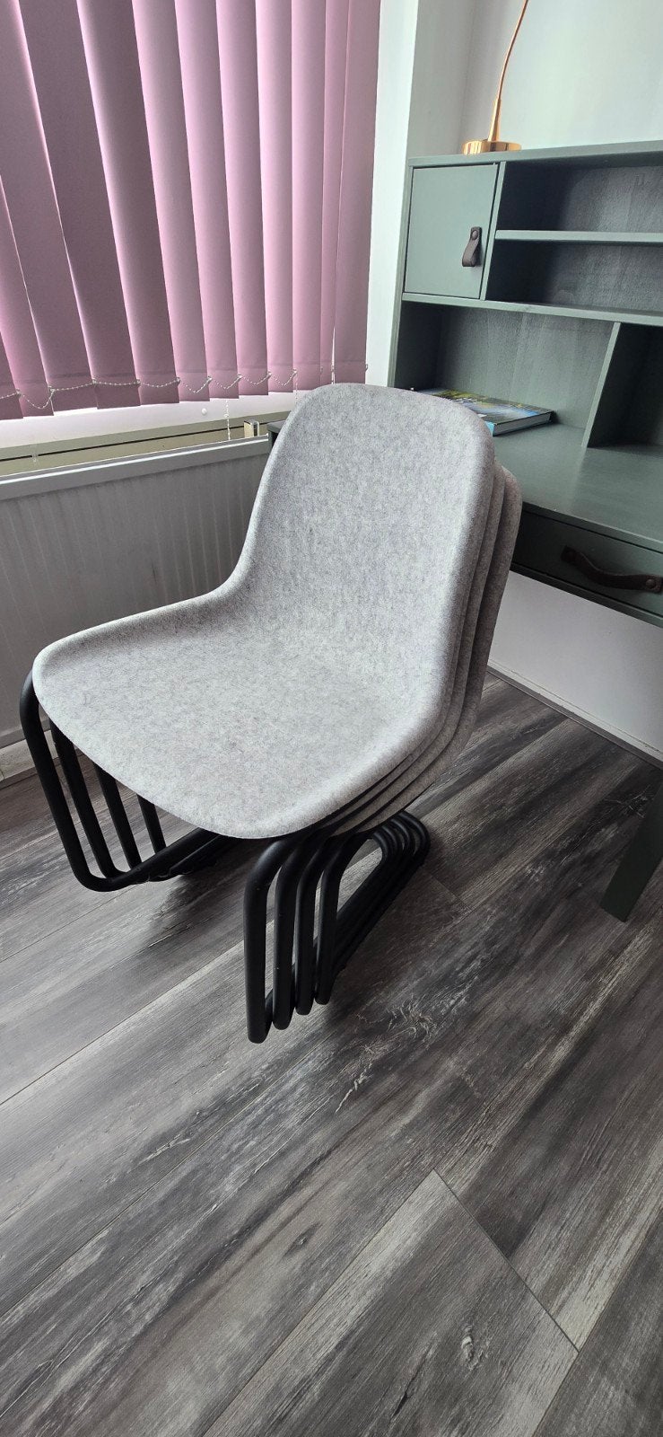 Zuiver Thirsty Eetkamerstoel grijs 4x set in nieuwstaat, Huis en Inrichting, Stoelen, Ophalen, Zo goed als nieuw, Grijs