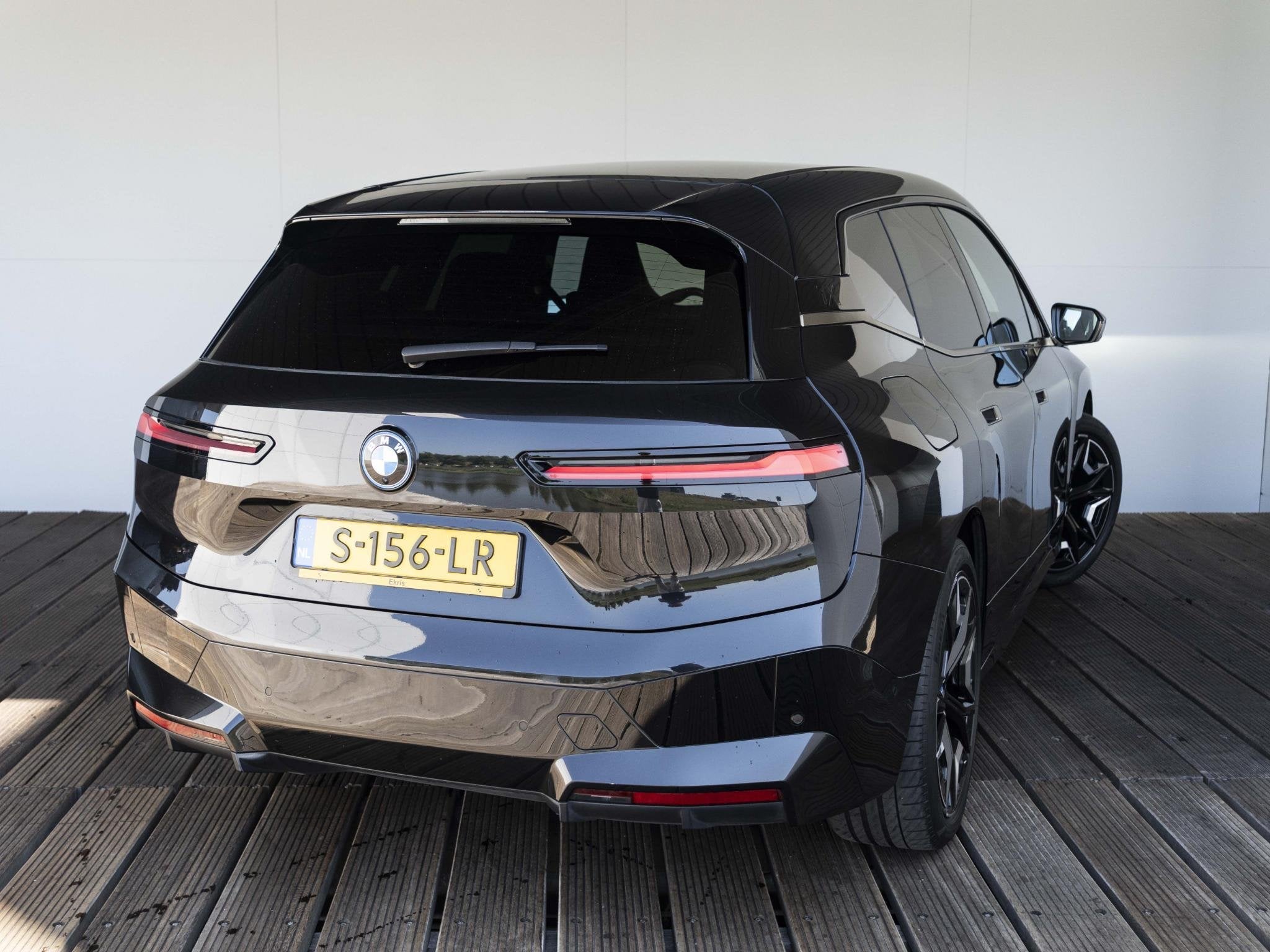 BMW iX xDrive40 | Sportpakket | 22 inch | Comfort Access | G, Auto's, Stof, Gebruikt, Met garantie (alle), Zwart