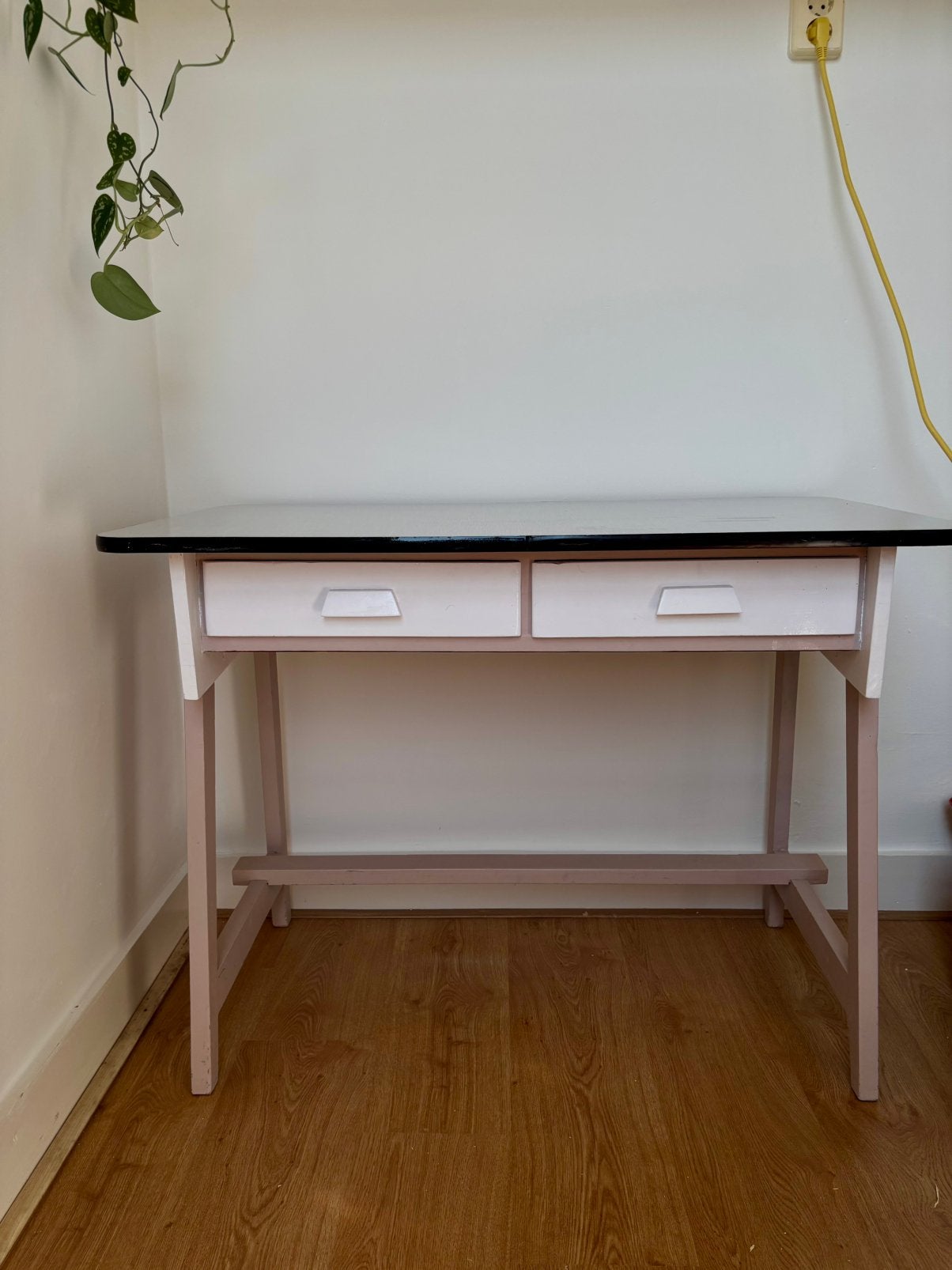 Vintage bureau / sidetable met formica blad, Ophalen, Gebruikt, Vintage, 57 cm