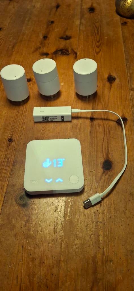 Tado pakket met 3 slimme radiatorknoppen, Ophalen of Verzenden, Slimme thermostaat, Zo goed als nieuw