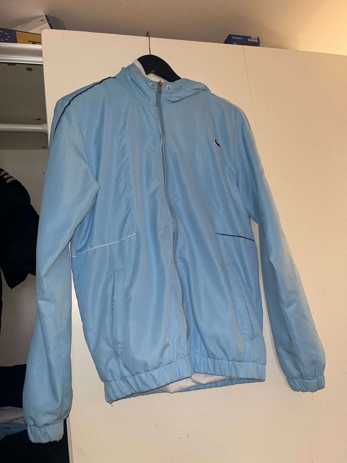 Lacoste vest Lichtblauw Maat L/M, Ophalen of Verzenden, Gedragen, Maat 52/54 (L), Blauw