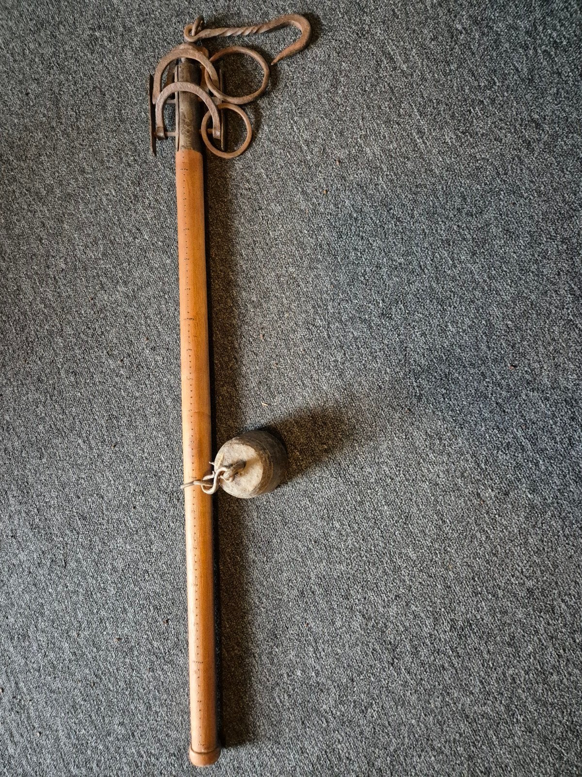 Antieke houten unster met ijzeren gewicht, Ophalen