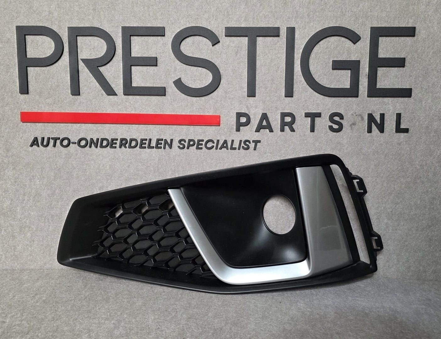 Rooster Audi A4 B9 8W0807681J Links S-line Competition Plus, Gebruikt, -, Voor, Ophalen of Verzenden