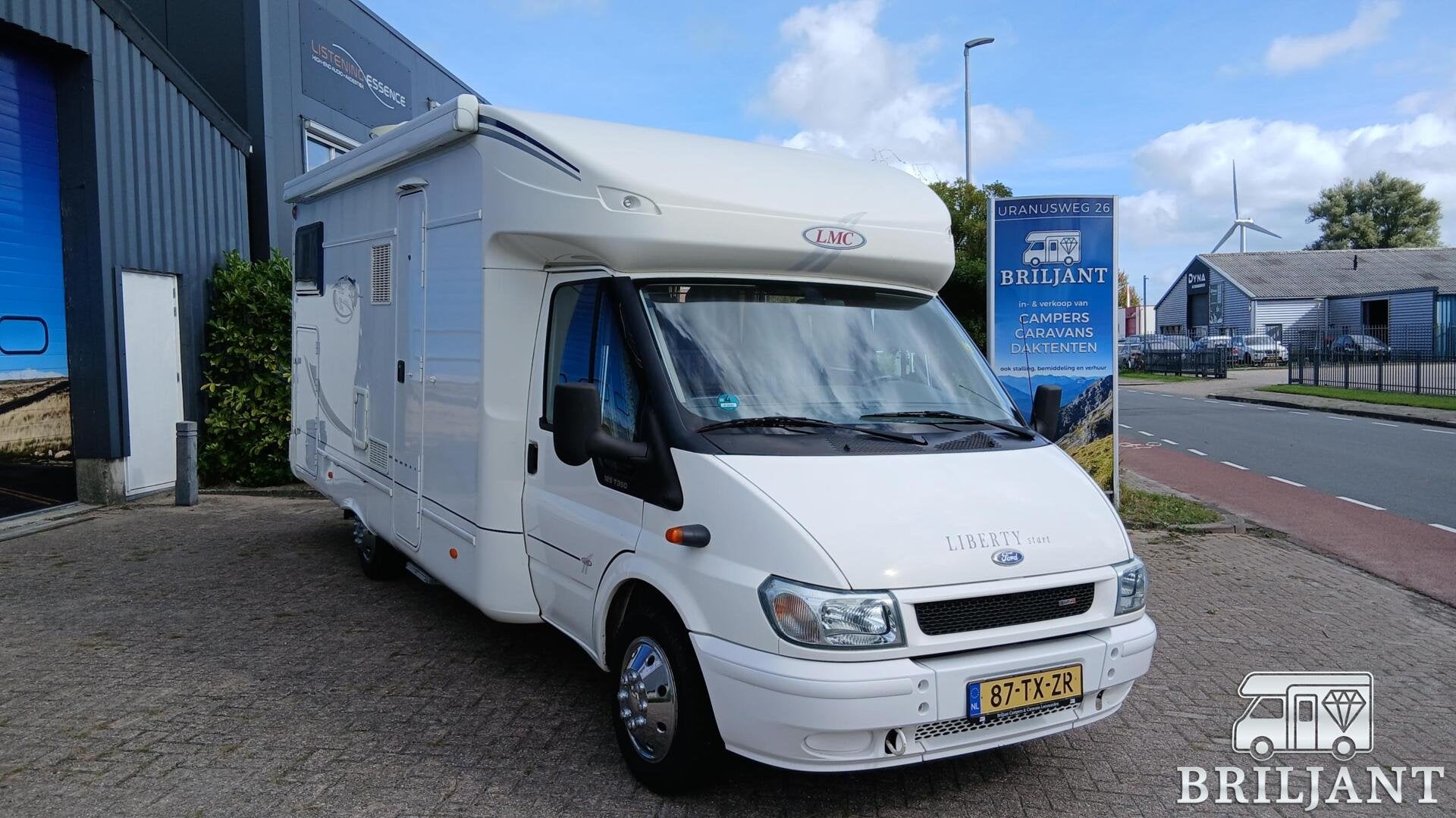 Foto 3 van Lmc LIBERTY 688 TI AUTOMAAT/dwarsbed