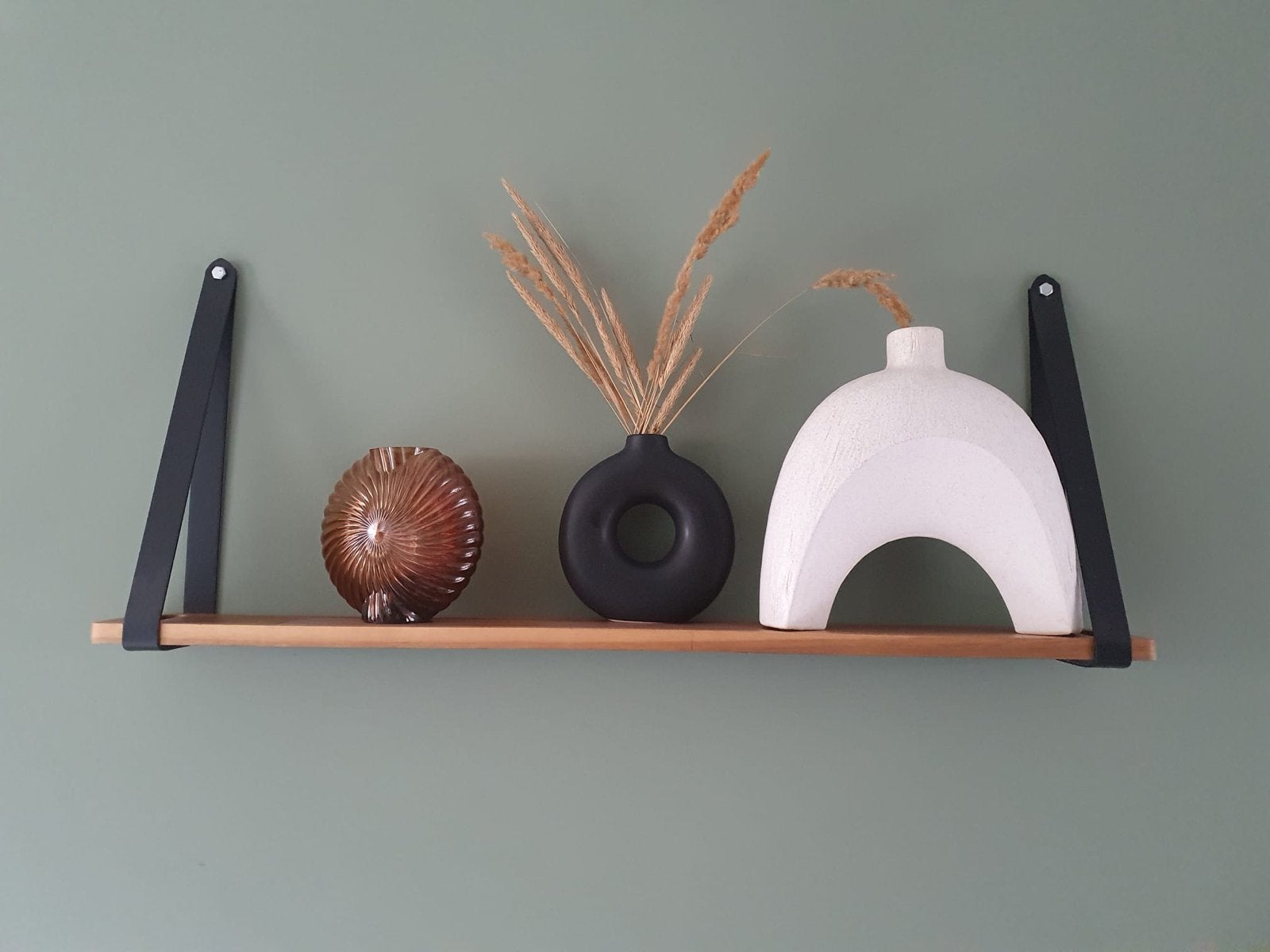 Borrelplank/Wandplank met “leren” banden - Scintilla on Wood, Ophalen, Gebruikt
