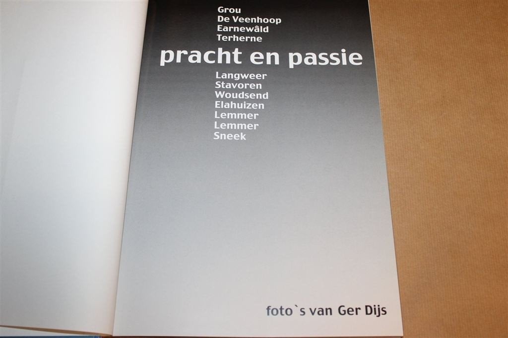 Pracht en Passie — 40 Jaar Skûtsjesilen in 450 Fotos, Ophalen of Verzenden, Zo goed als nieuw