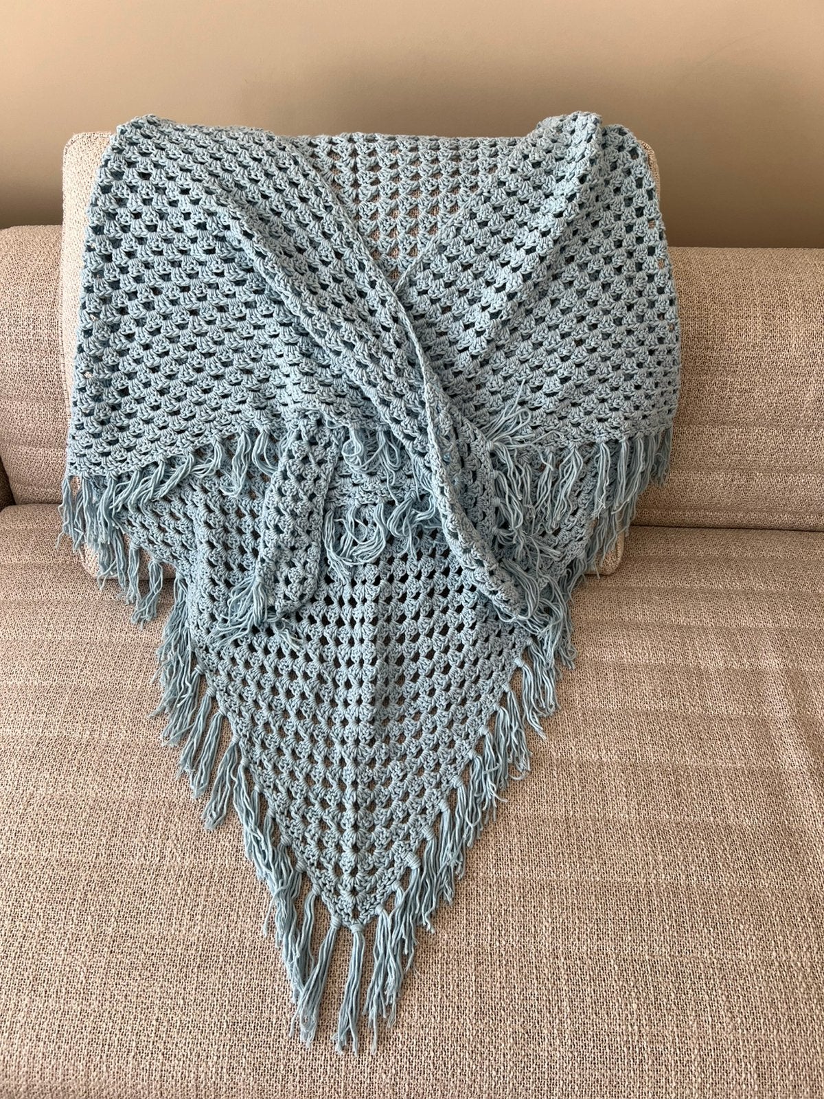 Prachtig gehaakte omslagdoek lichtblauw, Ophalen of Verzenden, Zo goed als nieuw, Maat 46/48 (XL) of groter, Sjaal