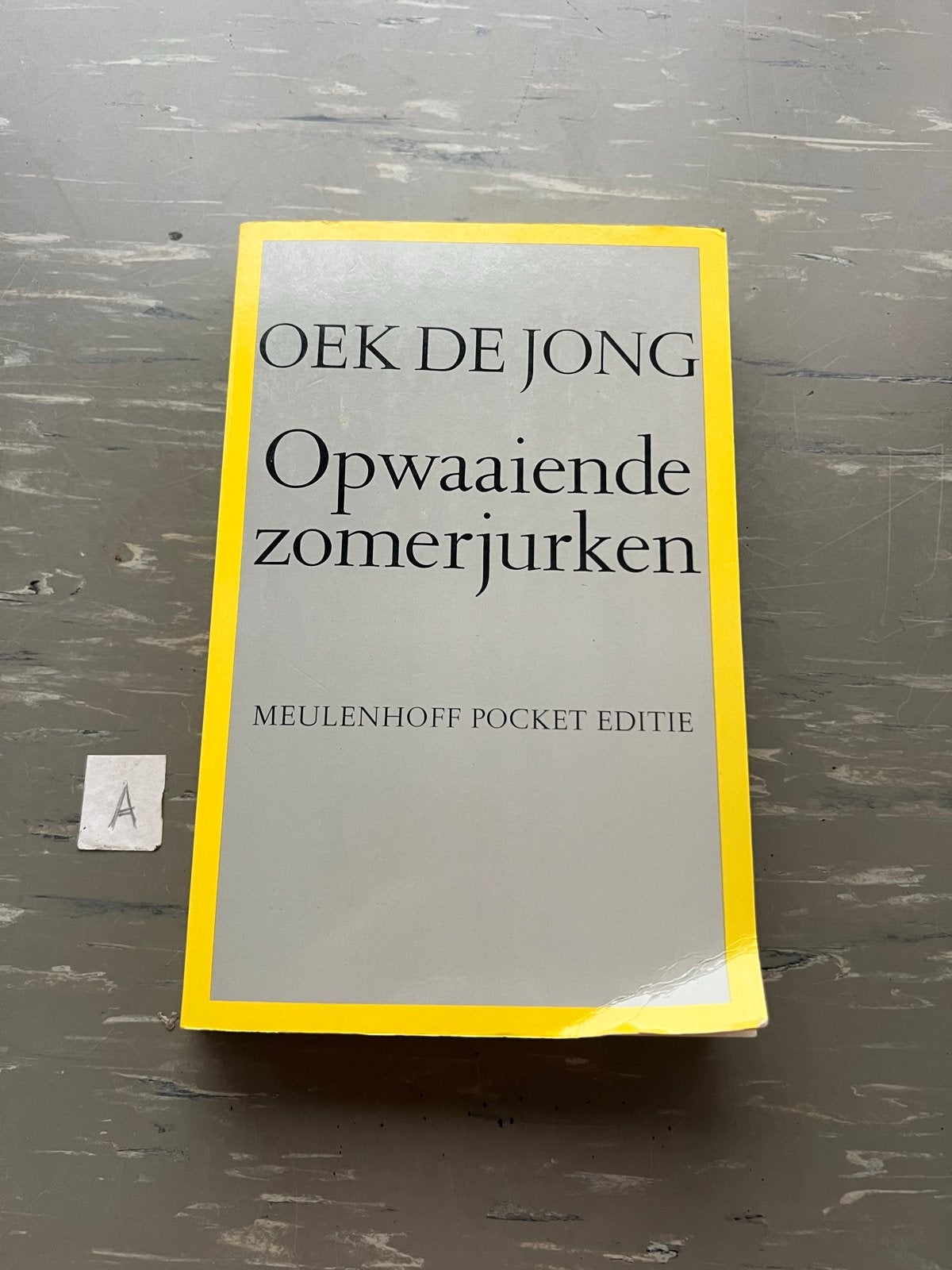 Oek de Jong - Opwaaiende zomerjurken (Meulenhoff Pocket), Boeken, Ophalen of Verzenden, Gelezen, Nederland