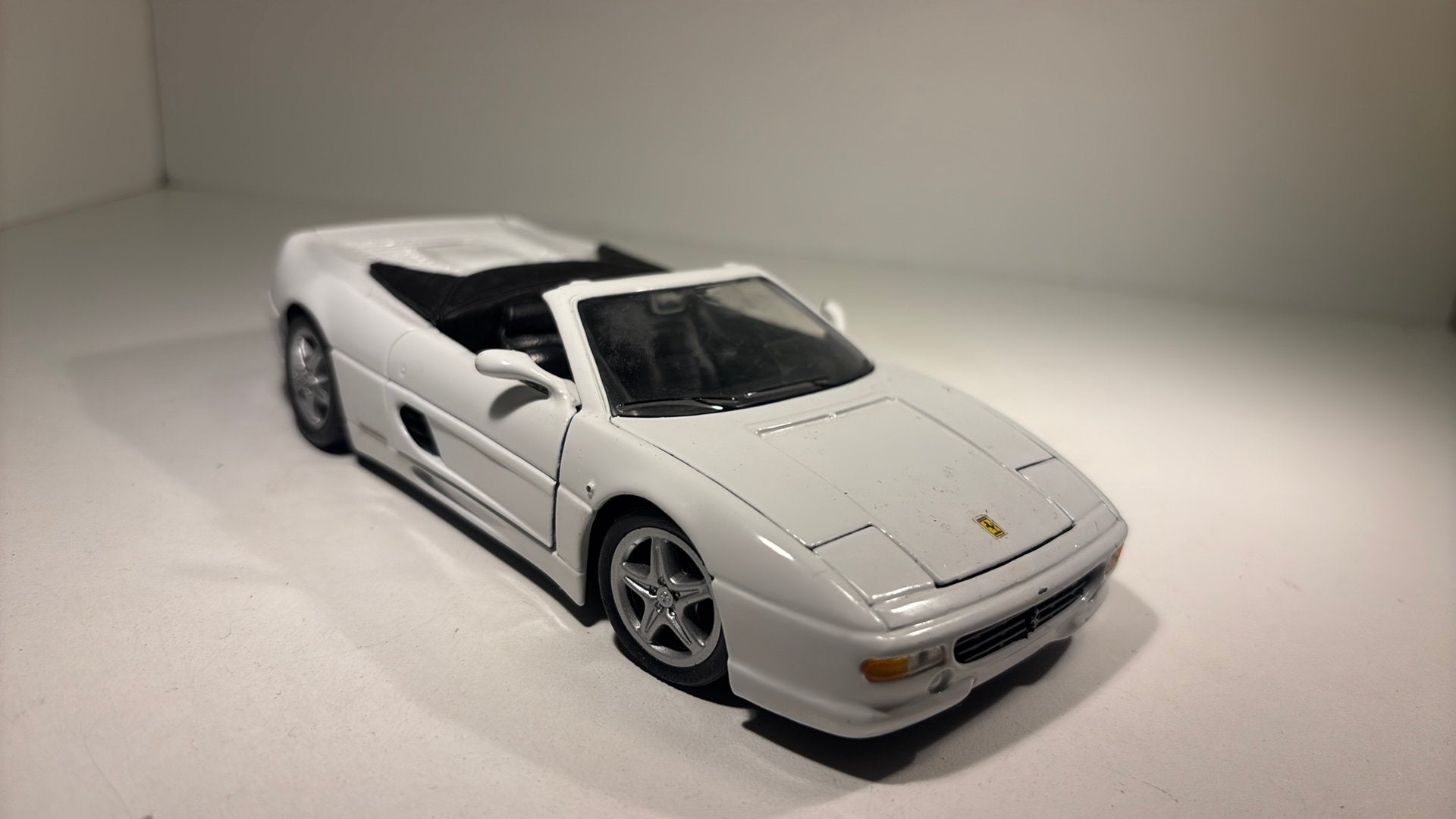 Ferrari 355 spyder wit maisto 1.24, Hobby en Vrije tijd, Modelauto's | 1:24, Maisto, Ophalen of Verzenden, A, A