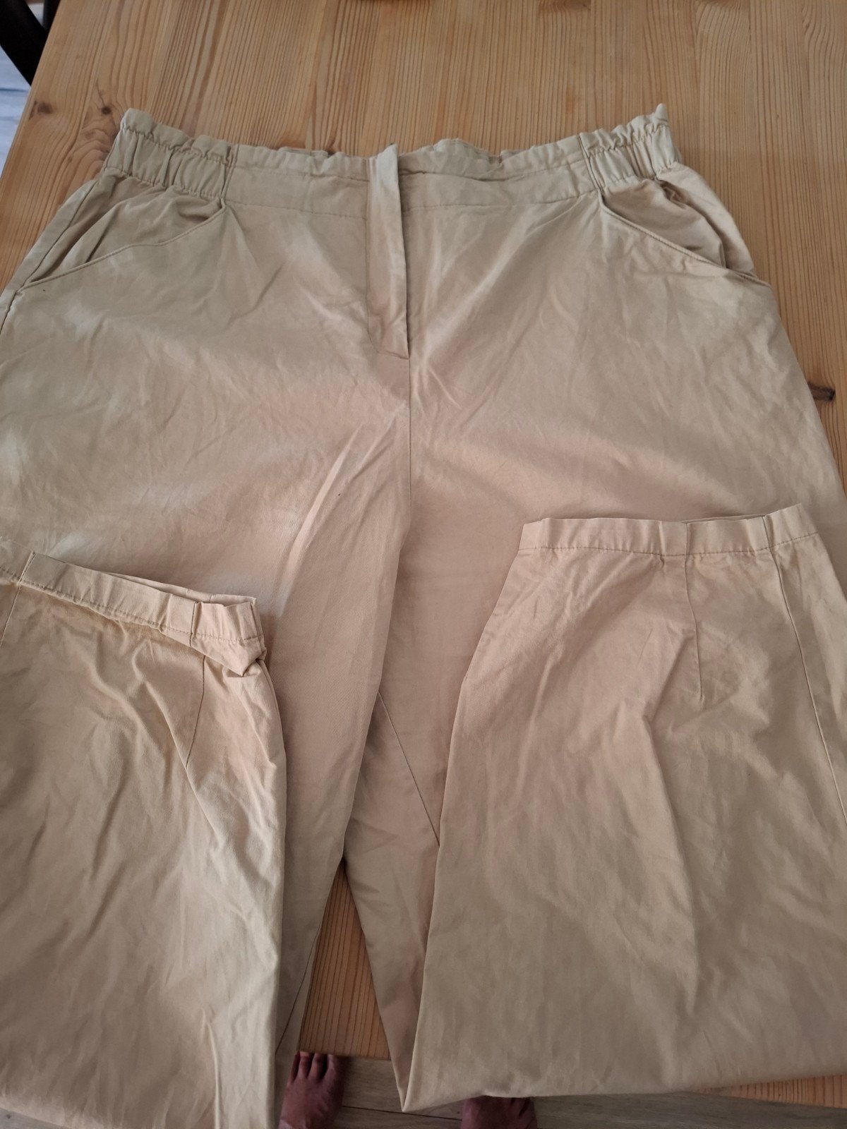 Beige wijde broek met details. Monki XL, Ophalen of Verzenden, Zo goed als nieuw, Beige, Broek of Spijkerbroek