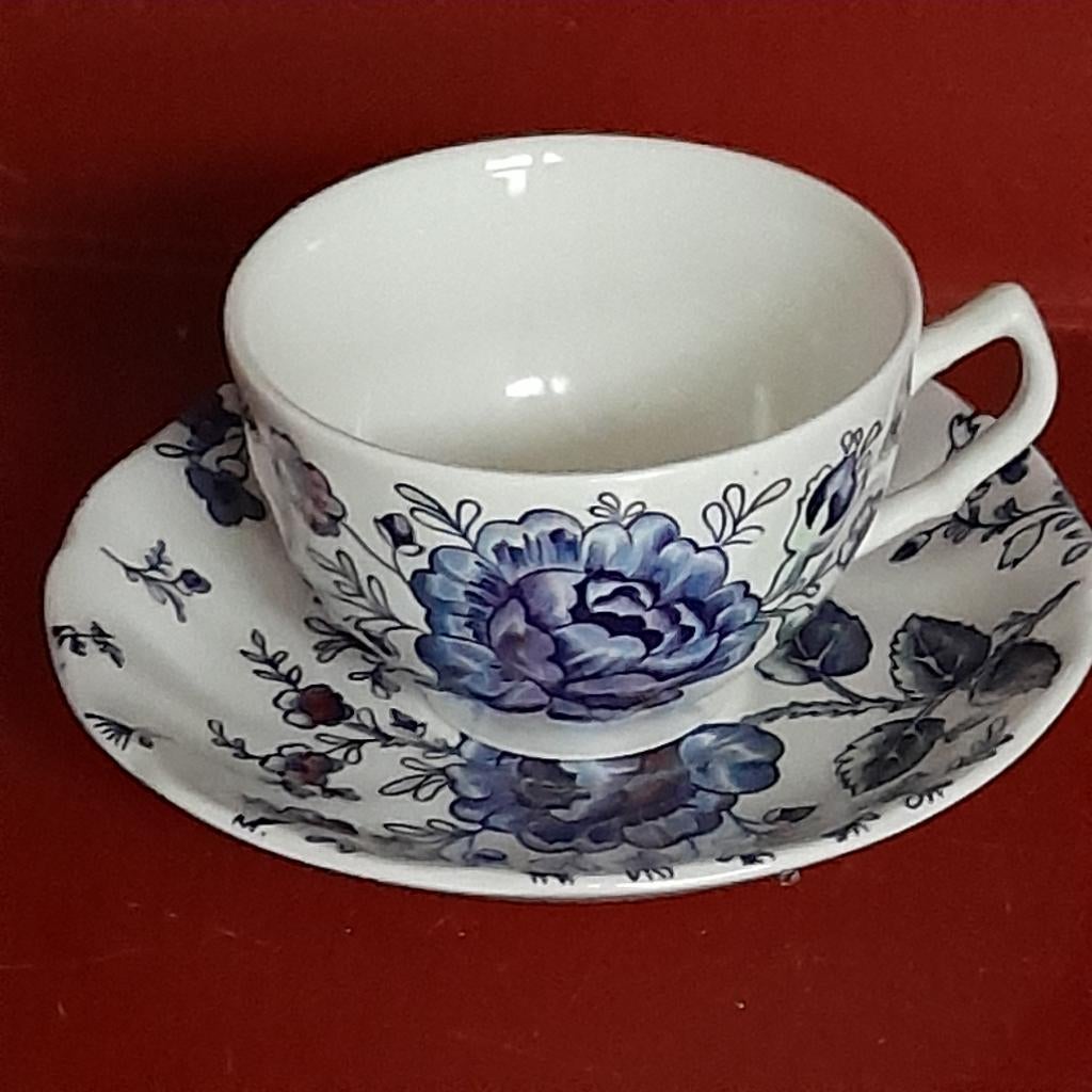 Kop-en-schotel. Johnson Brothers. Rose Chintz Blue, Gebruikt, Ophalen of Verzenden, Overige stijlen, Kop(pen) en/of Schotel(s)