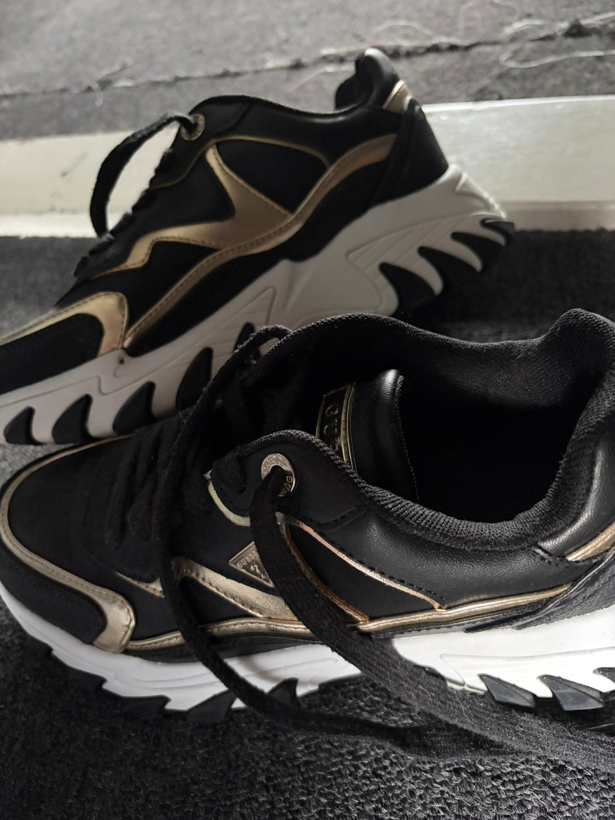 Guess sneakers, Ophalen of Verzenden, Zo goed als nieuw, Zwart, Sneakers of Gympen