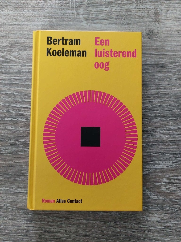 Bertram Koeleman - Een luisterend oog  - 2025, Boeken, Romans, Zo goed als nieuw, Ophalen of Verzenden