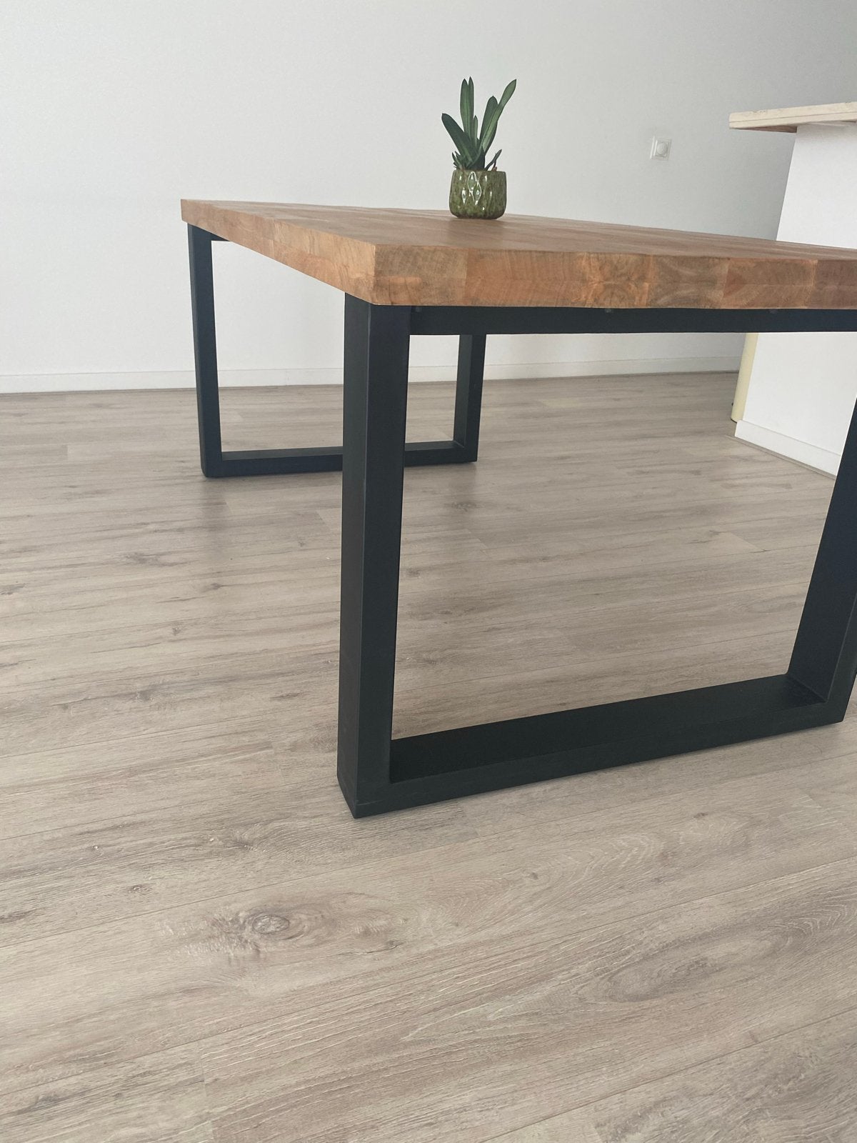 Solid wood dining table, Huis en Inrichting, Tafels | Eettafels, Ophalen, 50 tot 100 cm, Zo goed als nieuw, 150 tot 200 cm