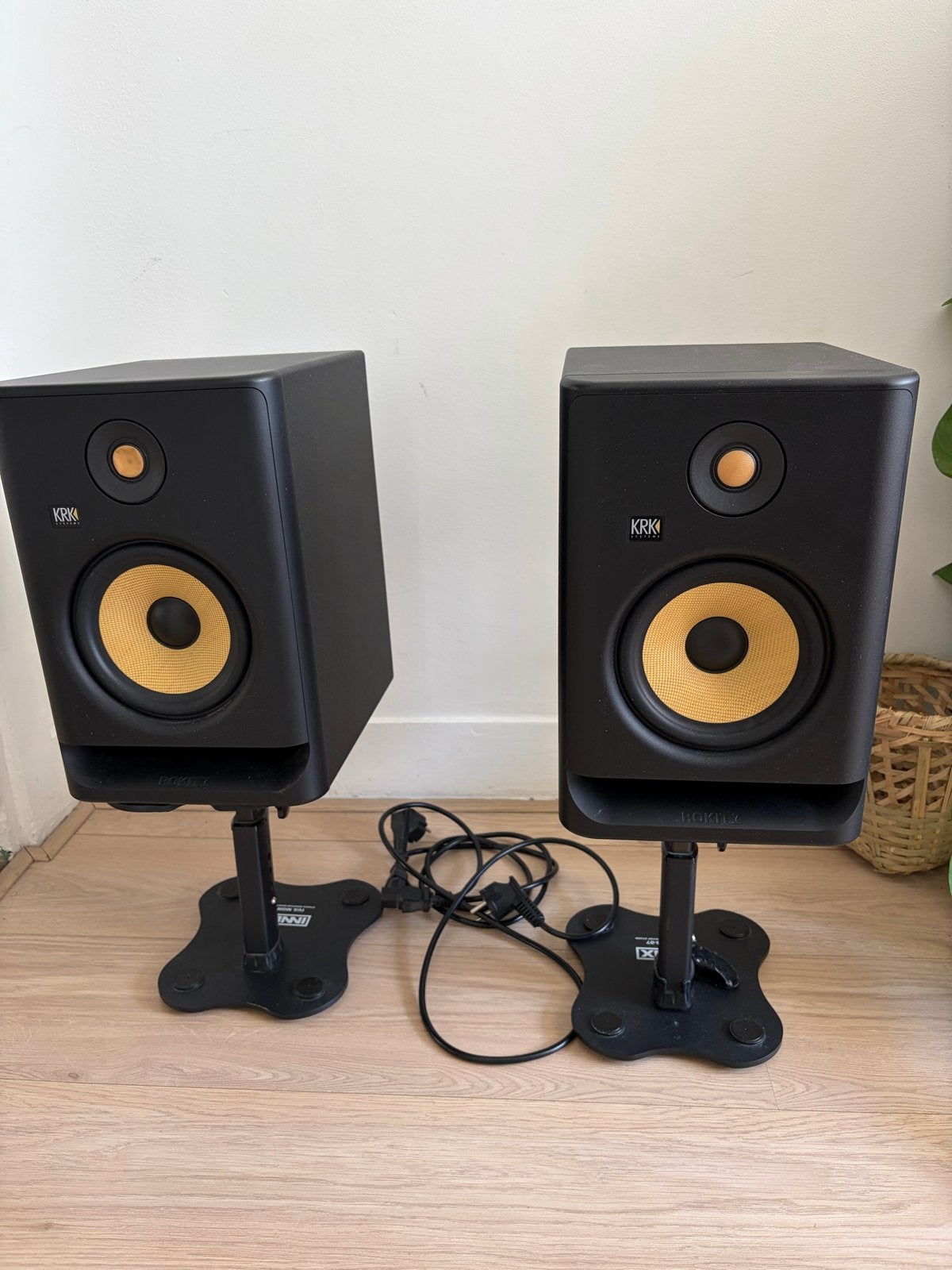 KRK Rokit 7 G4 Studiomonitoren met Innox Stands, 150 watt of meer, Studiomonitor, Inclusief kabels, Ophalen of Verzenden