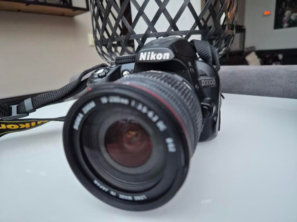 Nikon D3100 + Sigma 18-200mm+ tas microfoon en extra accu, Overige merken, 20x of meer, Ophalen of Verzenden, Zo goed als nieuw