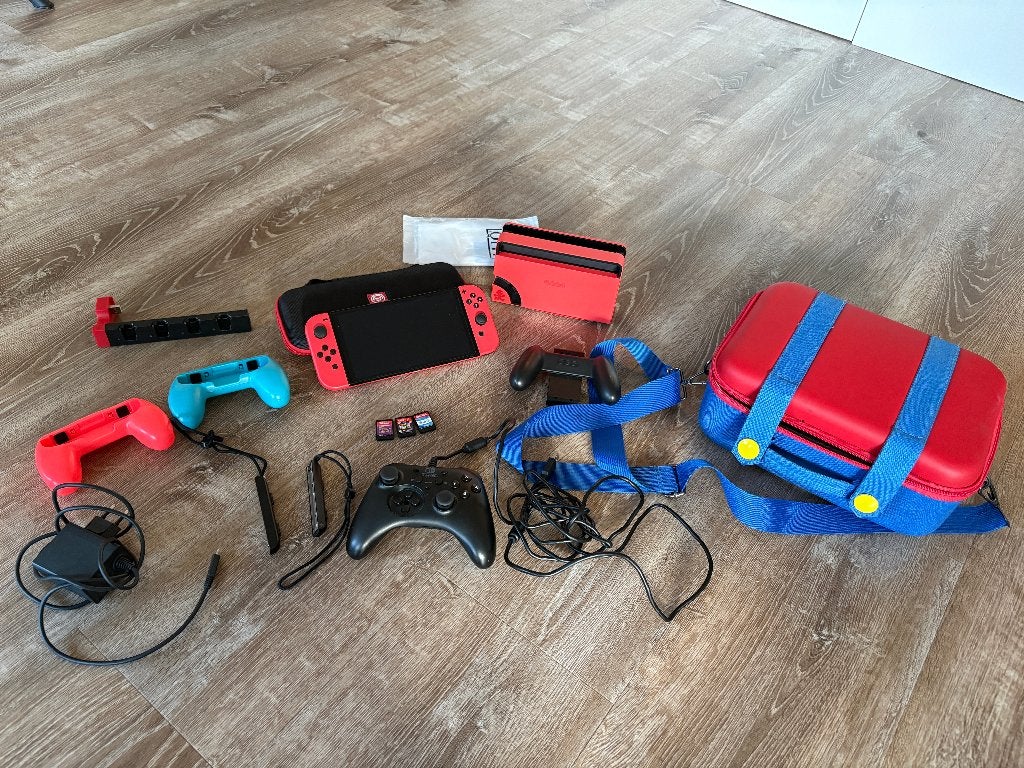 Nintendo Switch OLED (Mario Red Edition) –Met tas & extra's, Spelcomputers en Games, Spelcomputers | Nintendo Switch, Met 3 controllers of meer