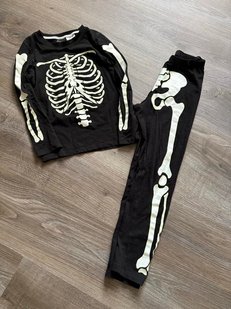 Zwarte skelet pyjama glow in the dark H&M maat 122/128, Ophalen of Verzenden, Zo goed als nieuw, Jongen of Meisje, Nacht- of Onderkleding