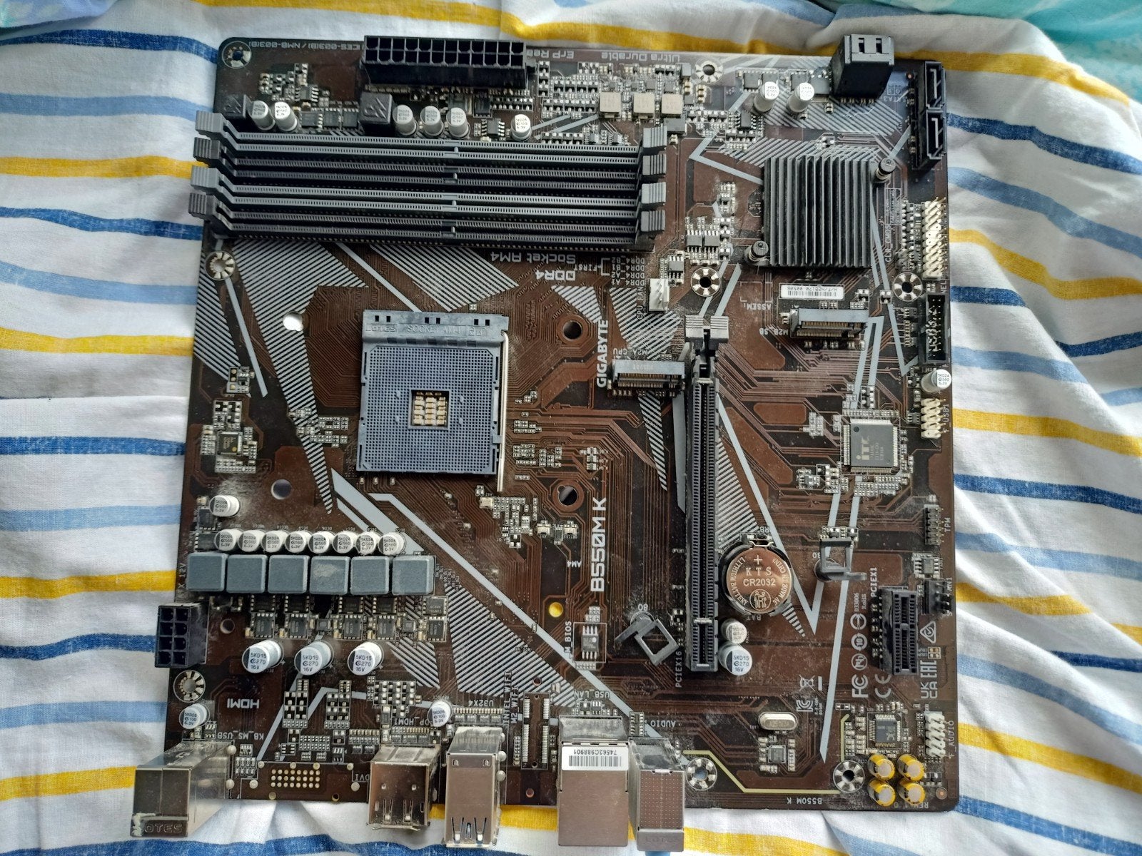 GIGABYTE B550MK motherboard, Computers en Software, Moederborden, Ophalen, Niet werkend, AMD, DDR4