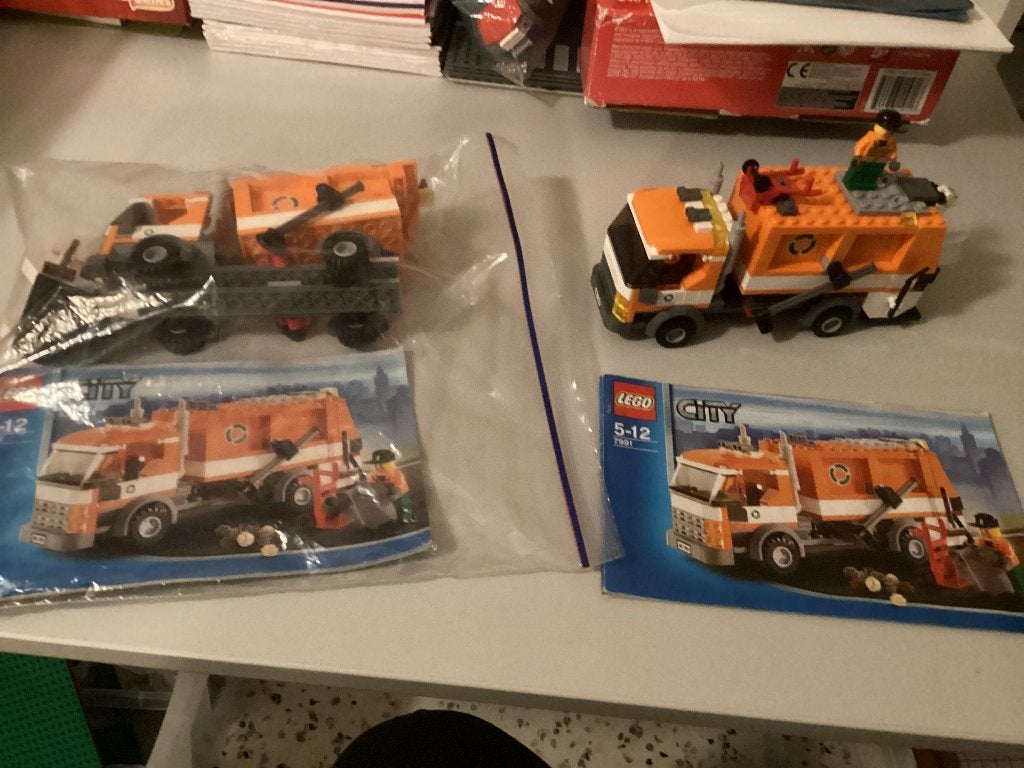 Lego vuilnisauto 2x met bouwboekje, Lego, Ophalen of Verzenden, Zo goed als nieuw, Compleet