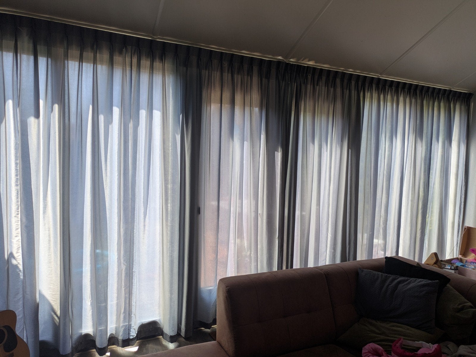 Grijze plisse gordijnen met plooiafwerking, Overige merken, Ophalen of Verzenden, 253 cm, Grijs
