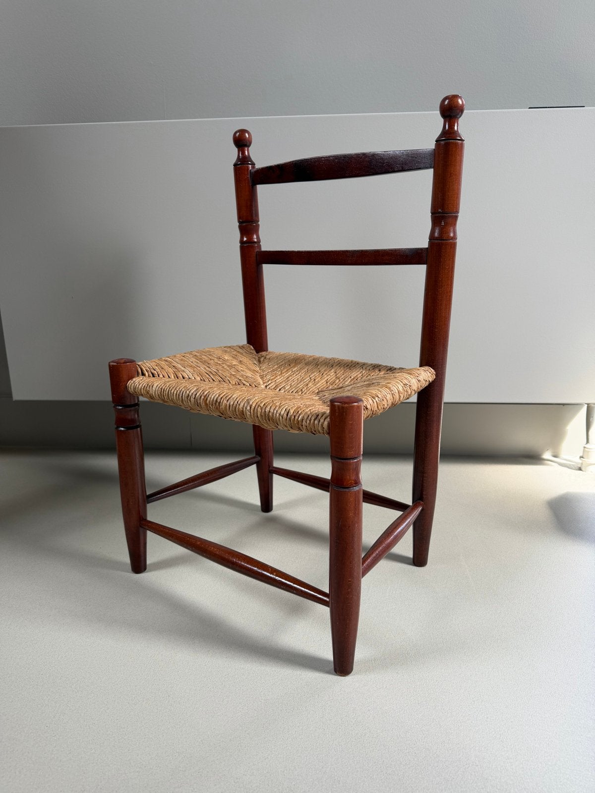 Vintage kinderstoeltje met rieten zitting, Kinderen en Baby's, Kinderstoelen, Ophalen of Verzenden, Gebruikt, Overige typen