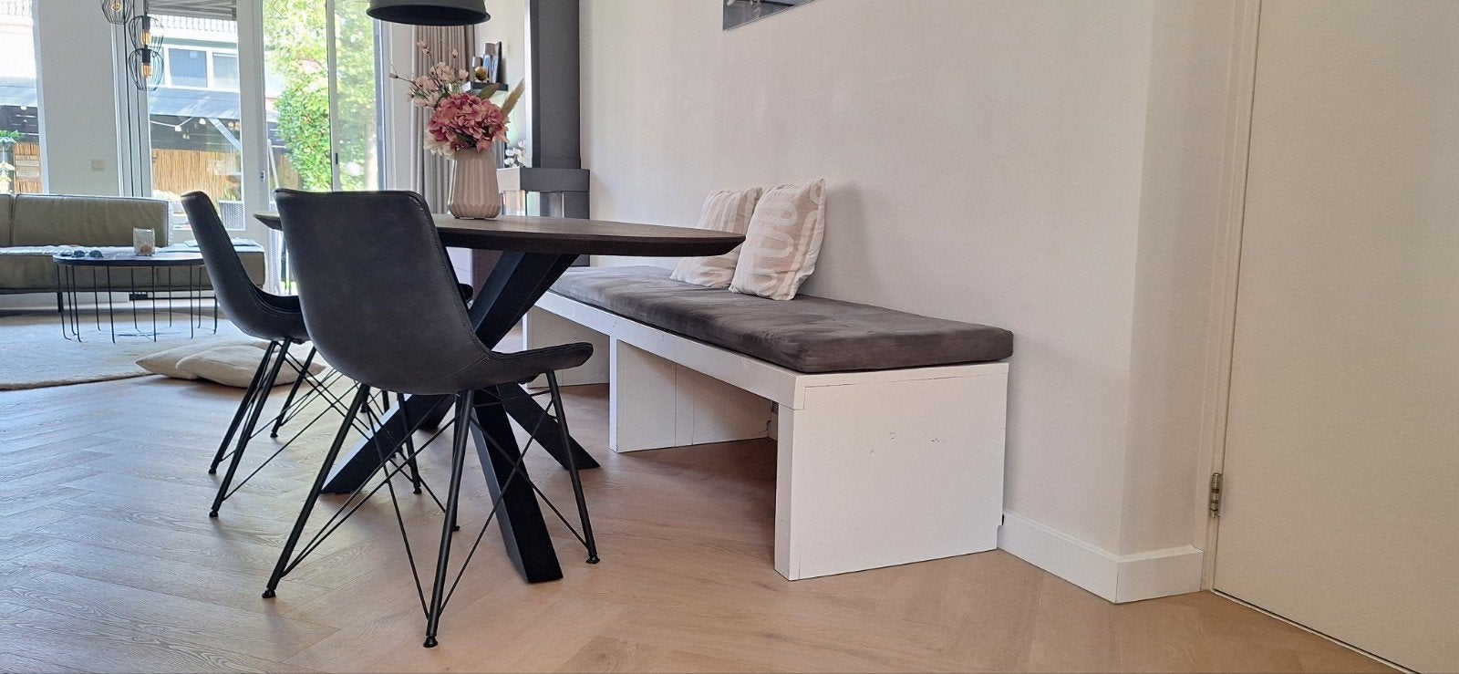 Witte (eet-)bank met grijs zitkussen - 250cm lang, Huis en Inrichting, Ophalen, Gebruikt, Hout